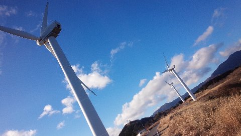 稲取にある東伊豆町の　　風力発電の風車～　近くでみると　音も動作も　　大迫力～～
