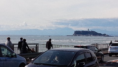 今日は快晴で江の島もバッチグゥ～　　　稲村ケ崎は～♪　今日はぁ～　　　　はれぇ～♪　ランニングする　　人いっぱいでしたぁ～