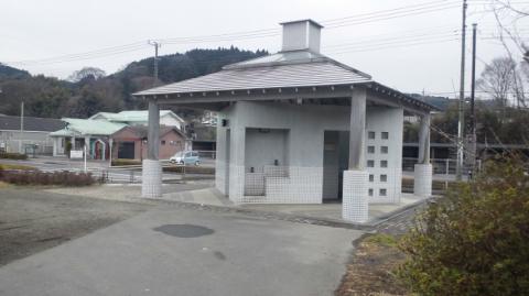 駅の外にはきれいなトイレもあるよん