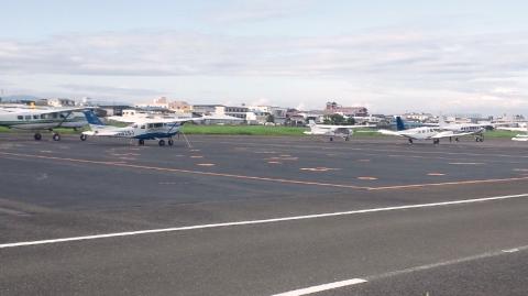 駐機場。。。昔と比べたら　数がすごい少ない。。。小学生の頃がスピーカ付けたセスナがたくさんあってよくスーパーの安売りとかの宣伝をしてました。