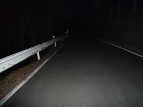 山道のコース照明は全くない。　小型デジカメのフラッシュごときではるか遠方まで光が届いてる事実が漆黒の暗さを物語っている。