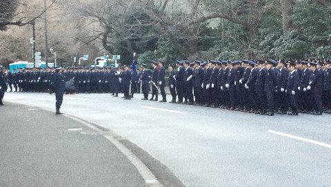 行進前待機する警察官の面々　　ほらっ！もっと背筋伸ばして！　　　横に綺麗に並んで！！