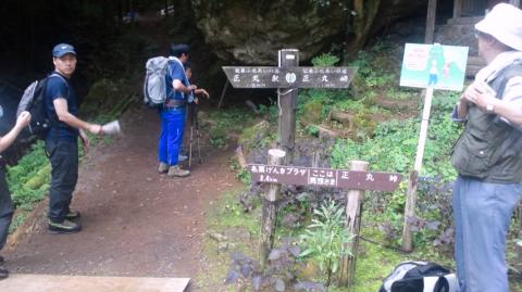 迷いまよったあげくやっと入り口発見！　ちゃんと看板あるやん。。。