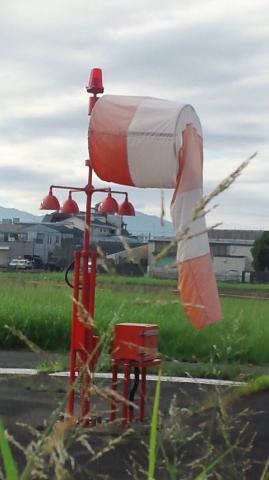 風向と風力を見る原始的な吹流し。。。
　　滑走路の端にあり　パイロットも目視で風の状態確認できます。
　　　　こんな近くで見れるのはちっちゃい空港ならではですね