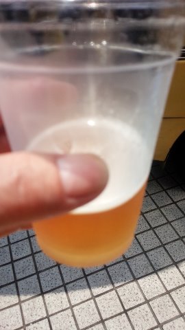 飲みさしでゴメンナサイ。。。　走り始めてなんも飲んでなかったので　少し飲んで写真とってと思ったんやけど気が付けば0.5秒でのみホシそうにぃ～あわてて口からもぎ取って撮影～　　　グヒヒ～～