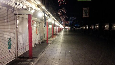 深夜の浅草なかみせ～　　こんなかんじぃ～～　　　遠くに見える（わかる？）　　はよっぱでお参りにきた　　若者れんちゅう～～　ぎゃぁぎゃぁ　騒いでやしたぁ～