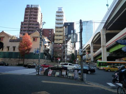 雨の西麻布～～交差点　左のお城みたいなのは　小泉＆ブッシュ会食が行なわれた居酒屋　権八（ごんぱち）ですぅ