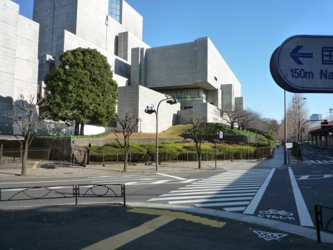 皇居へ向かう途中　白いどでかい建物は司法の最高峰　最高裁判所ですぅ