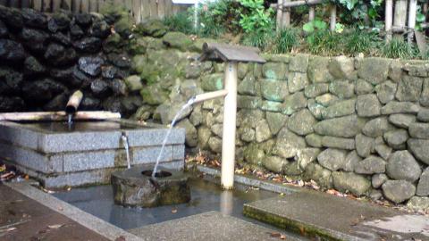 里見公園下にある湧き水。いちおう飲料水には不可のようですが、お茶やコーヒーに利用すると美味しいと言う人もいます。私はパス。