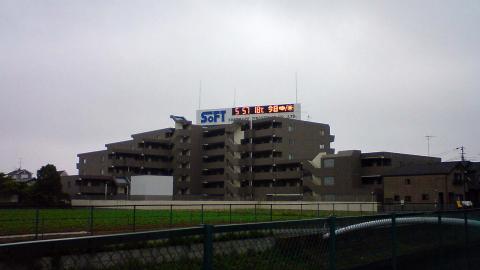 上葛飾橋付近のマンション。ここで時刻と気温を確認。
5:57　18℃　です。