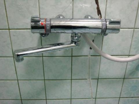 DIYしたサーモスタット付きシャワー混合栓
お風呂を建ててから22年！タイルが割れて補修(^^ゞ