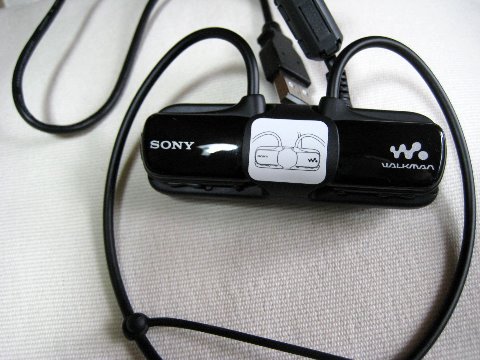 USBクレードルに装着中のNW-W274S　本当はホワイトが欲しかったんですが、ブラックしか在庫が無かった。