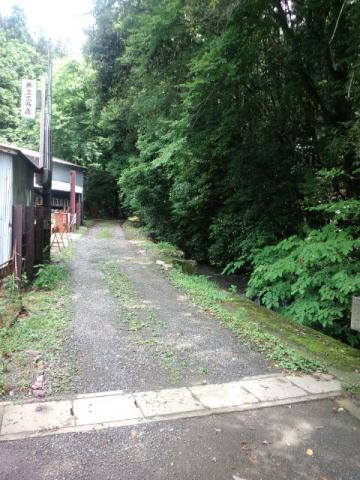 落ち着いた住宅街のすぐ奥に、トレイル入り口がある