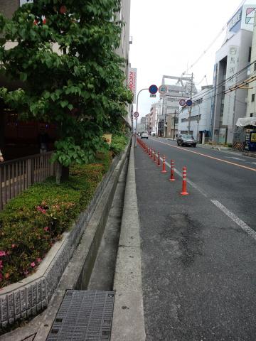 阪急蛍池駅付近：　ふだんとは反対側の歩道を試して見たが、やはり路面は荒れていた。左手の手摺りの向こうに綺麗な歩道があることに、後で気付いた。