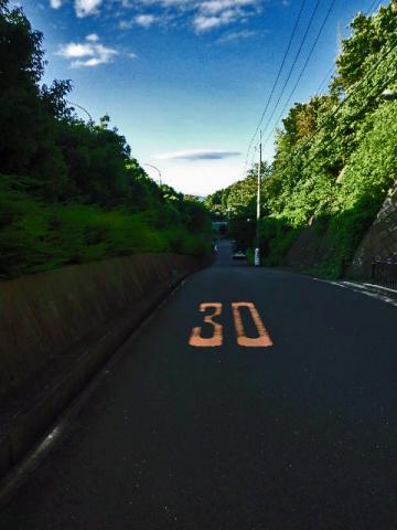 昨日夕方撮影したレンズ雲（？）　レンズの縁がシャープで、これならUFOと言われても不思議はない!？