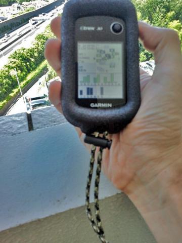 GARMIN eTrex30： ちょっと大き目のマウスくらい　ジャケットは衝撃吸収性のゴムで、表面がザラザラしていて、汗をかいた手で持っても滑り難い。
