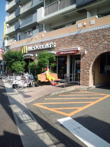 ドライブスルーにもなっているマクドナルド