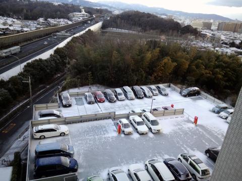 駐車場も真っ白