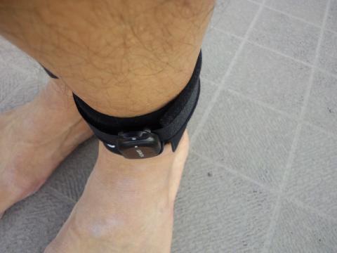 ネイサン・タイミングチップ・アンクルバンド　＋　Footpod： 写真では確認できないが、このさらに足首側にグラファイトバンドも装着している。
