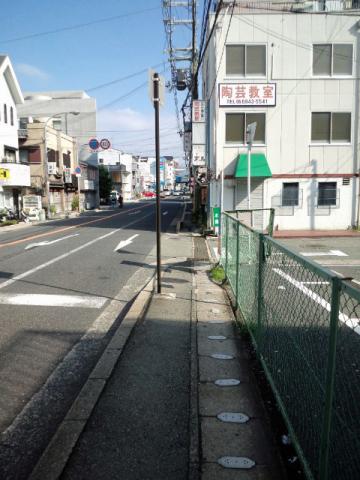 歩道の路面が荒れていて、側溝の蓋の上の方が滑らか