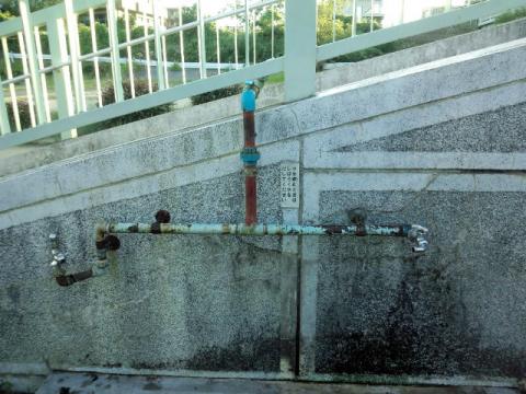 飲む時はしばらく水を流してからというような表示あり