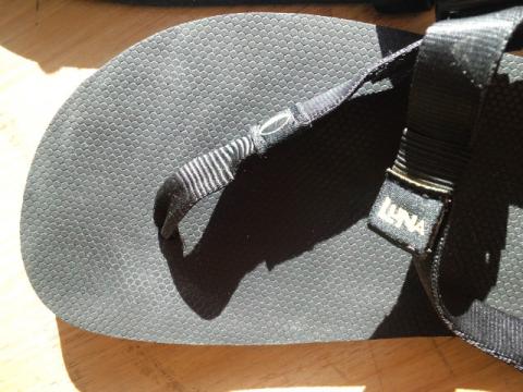MGT(Monkey Grip Technology)Footed 表面にハニカム風の凹凸がある、薄いシートが張ってある。「鼻緒」の部分は柔らかい素材。