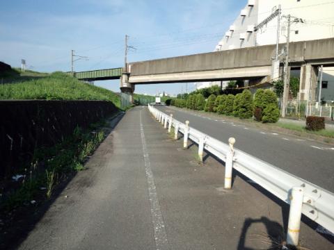 センターライン付きの歩道に出た