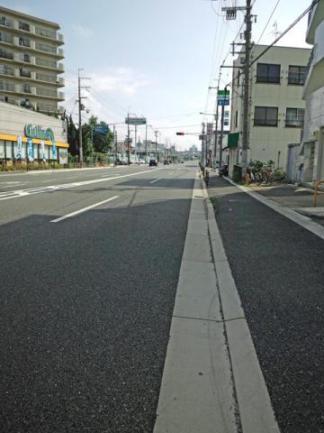 車道の側溝部分は、コンクリートが滑らかで走り易い。信号のタイミングで、車がほとんど通らない瞬間がある。