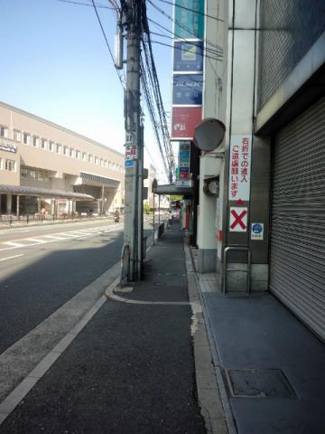 歩道の幅が狭くなり、すれ違うのが困難