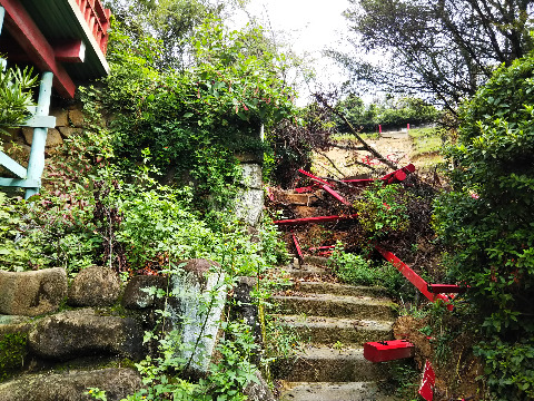 高烏台の平清盛の日招き像を見るためにやってきたが、ここも西日本豪雨の爪痕　があり、階段が封鎖残念ながら断念した。