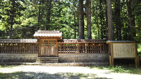 館の奥にある吉川元春と長男元長の墓所