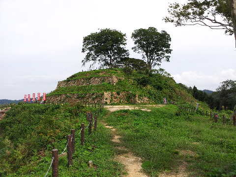 月山富田城の本丸、二の丸、三の丸。