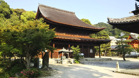 国宝　不動院金堂　大内義隆が周防（すおう）山口に建てた建物を安国寺恵瓊が安芸安国寺仏殿として移築したと伝えられる。