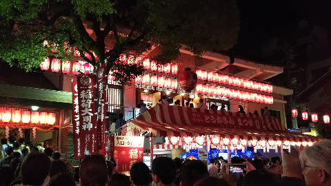 6月1日～3日のとうかさん。正式名称「とうかさん大祭」で、広島市中区の圓隆寺の総鎮守である｢稲荷大明神」のお祭り。稲荷を音読みで「とうか」と呼んだのが語源。ゆかたの着始め祭り」としても有名。中央通りは歩行者天国となり、この祭りで広島の夏がやってくる。