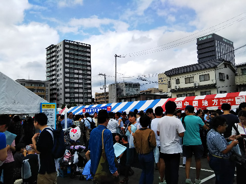 西条酒蔵祭り会場　西条は、兵庫県の「灘」、京都府の「伏見」に並ぶ日本三大酒処。近年は、広島大学が移転してきたため、新興住宅街が発展。酒蔵祭りは、昨日中止の影響があり、西条駅から大混雑。町中日本酒片手に歩き回る人々に圧倒された。