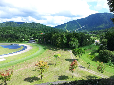 天然芝コースだけでなく、トラックも併設。山には、猫山スキー場が見渡せる。