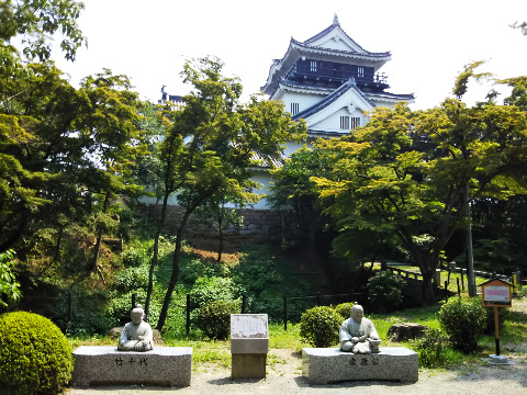 岡崎城　竹千代と家康像