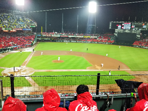 広島vs阪神戦　小雨の中カープの赤いポンチョ着て観戦。