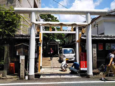 高松神明社　後白河天皇がここで即位、御所（里内裏）として使う。保元の乱（1156）では一時天皇方の本拠地となり、源義朝や平清盛らが参集した。