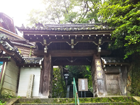 長楽寺　安徳天皇の母、建礼門院が平家滅亡後、この寺で落飾した古刹。