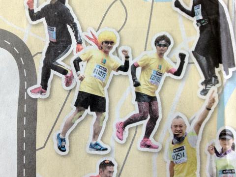 今朝の朝刊(読売新聞)に。ハイバリーさんとワシントンホテルを出てきたところを激写されました。良い記念になりました。