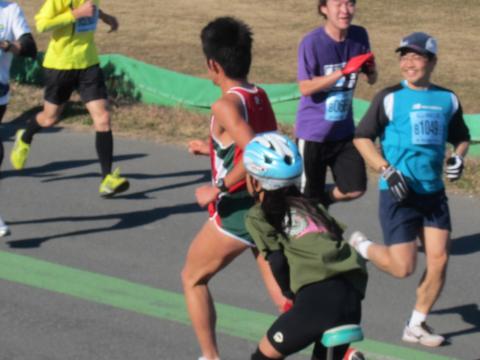 川内選手。速すぎて背中しか撮れなかった(カミさん談)。