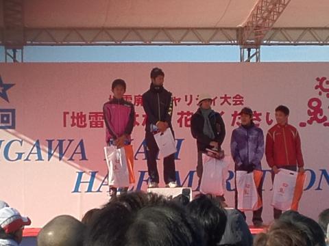 1位は日清食品の徳本選手。川内選手は2位。ステージで火花を散らす二人。