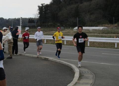 28km地点とは打って変わって寒空のもと、すかぶぅさん。あれ、ヘロヘロしている・・・