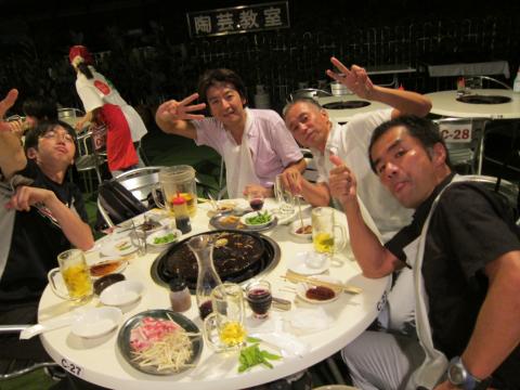 神宮外苑にある森のビアガーデンでBBQ。緑に囲まれているせいか、風も心地よく吹いていて、なかなか涼しかった。takanoさんがいるこのテーブルは、きっと旨かっただろうな。