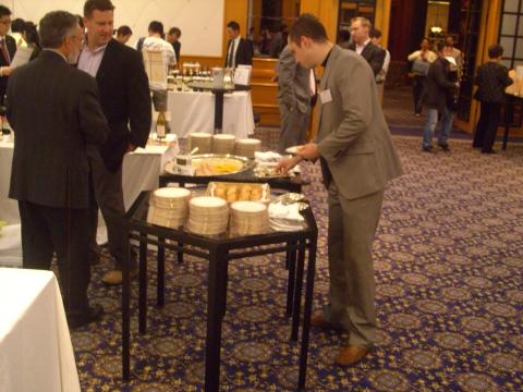 チーズをつまみながら試飲します 悪酔い防止