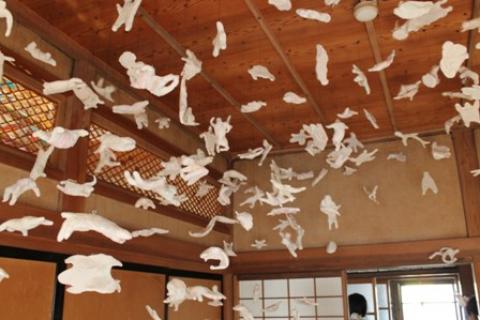 はつがの家
臨床美術を空家となった元歯科医院に展示
私ここで子供の頃虫歯治療していたのです