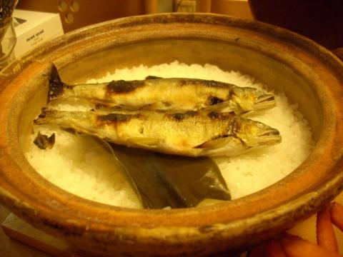 鮎飯 骨を取ってほぐします