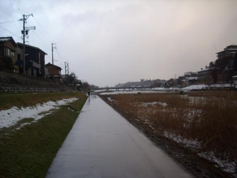 雪の犀川　金沢市内を流れる川です　
ジョギングコースも完備

雪の為人はまばら