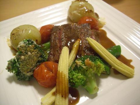 和牛ステーキ わさび醤油ソース
付け合わせ 焼きトマト ブロッコリーパルメザン焼き 玉ねぎのグラッセ